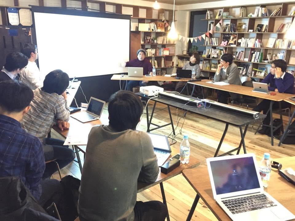 TheWave湯川塾で参加者が講師を囲んで議論する講義風景